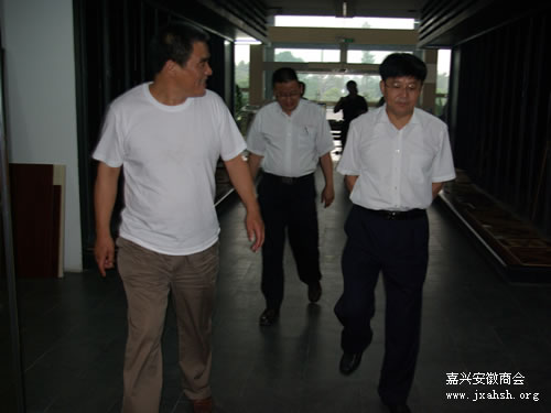 嘉兴安徽商会顾问刘同山（右一）参观该企业